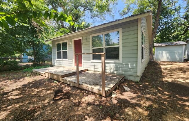 2  Bedroom House near  Lake McQueeney! No  Carpet / Fridge & Washer & Dryer Included / Navarro ISD