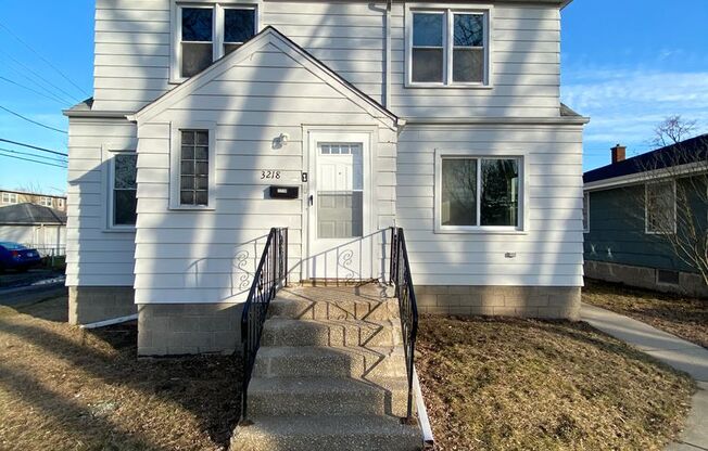 HOUSE FOR RENT IN LANSING !!