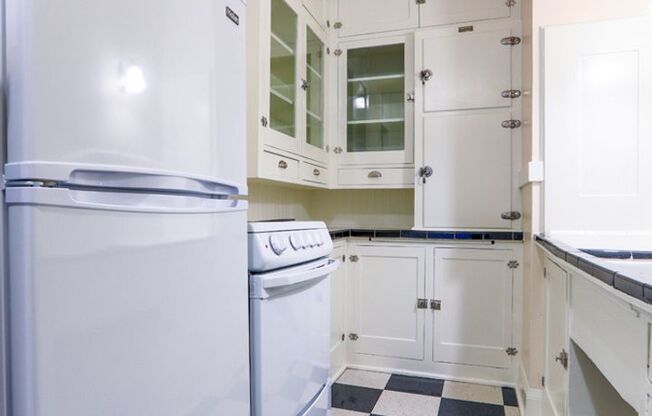 Studio, 1 bath, 380 sqft, $1,250