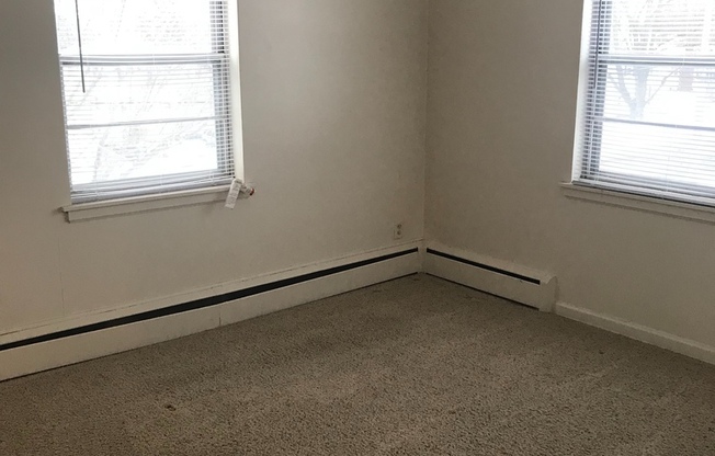 2 beds, 1 bath, 740 sqft, $735, Unit 1300-1702