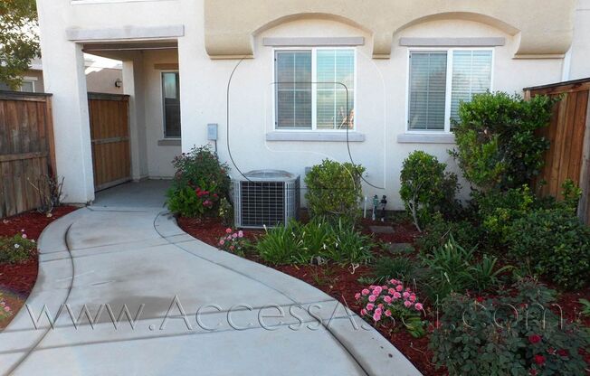 Beautiful 3 Bed/3 Bath Condo In Vista Del Lago community!