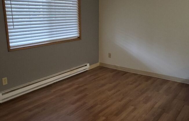 1 bed, 1 bath, 576 sqft, $1,195, Unit 13