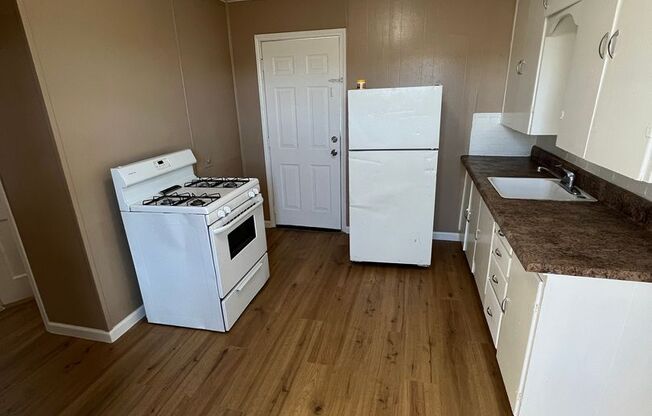 Cozy 1 bedroom back house