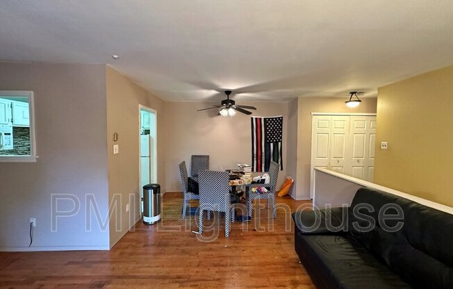 11 GLN HOLW DR
