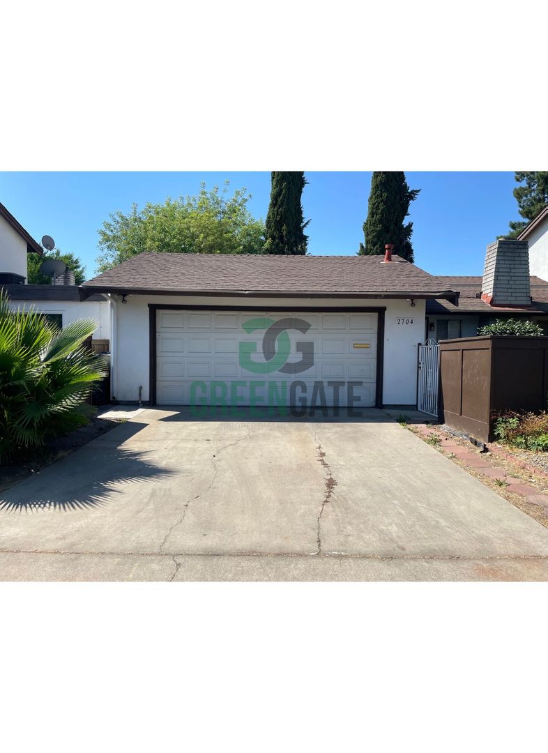 3 BEDROOM 2 BATH HOME MOVE IN READY IN MODESTO!