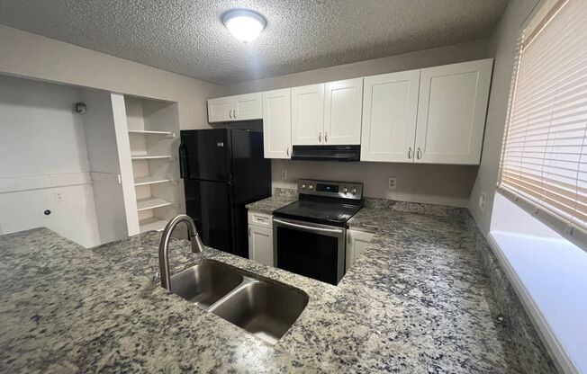 2 Bedroom 2 Bathroom Townhouse Near Quincy and Buckley!! **Special**