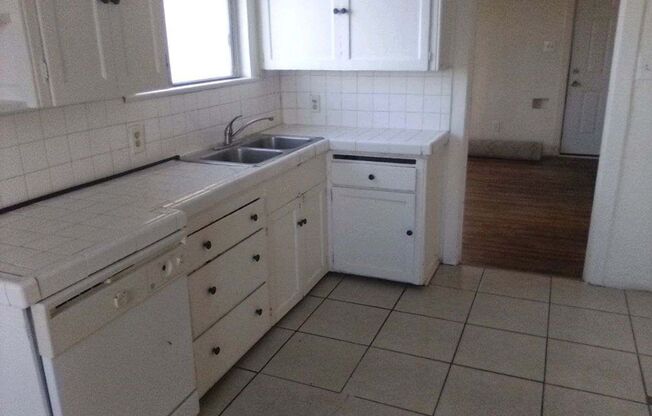 2 beds, 1 bath, $1,300