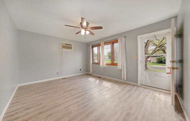 3 bedroom, 1 bathroom house FOR RENT NOW!