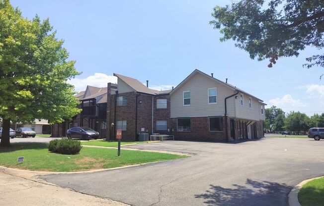 1 bedroom apartment in Edmond, OK with granite countertops and central heat and air next to UCO campus