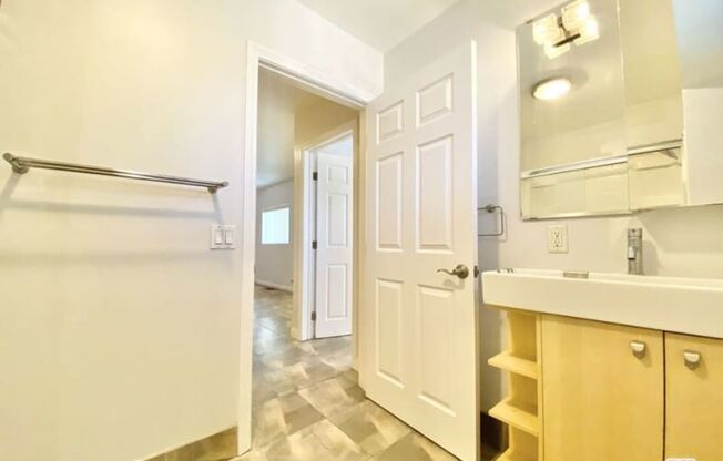 3 beds, 1 bath, $3,495, Unit 1156-1/2