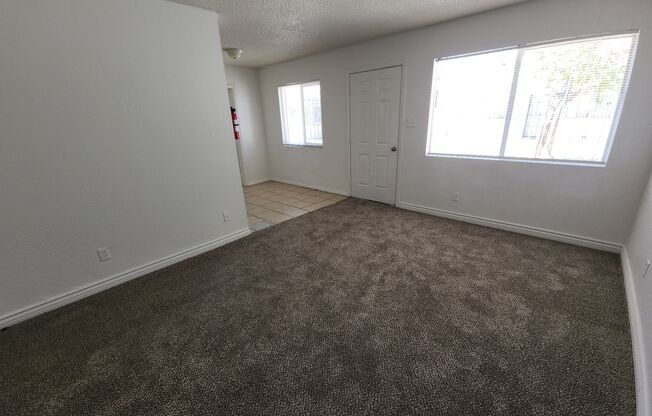 2 beds, 1 bath, 717 sqft, $1,000, Unit Unit 3