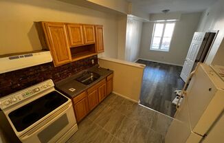 2 beds, 1 bath, $1,195, Unit 1F