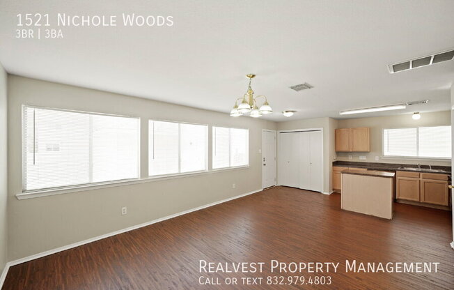 1521 NICHOLE WOODS