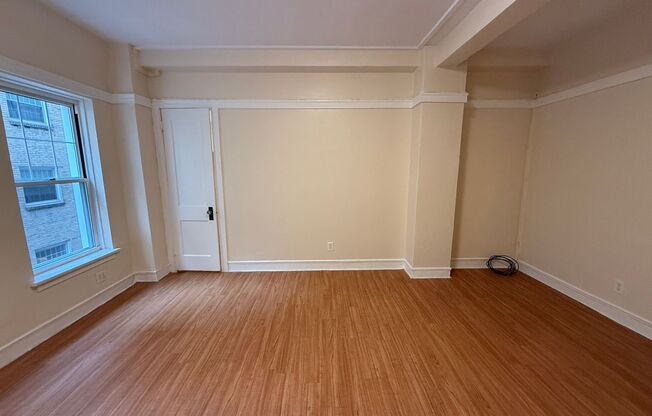 Studio, 1 bath, 323 sqft, $1,175, Unit Old King Edward 531