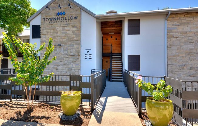 1 bed, 1 bath, 745 sqft, $1,520, Unit 100