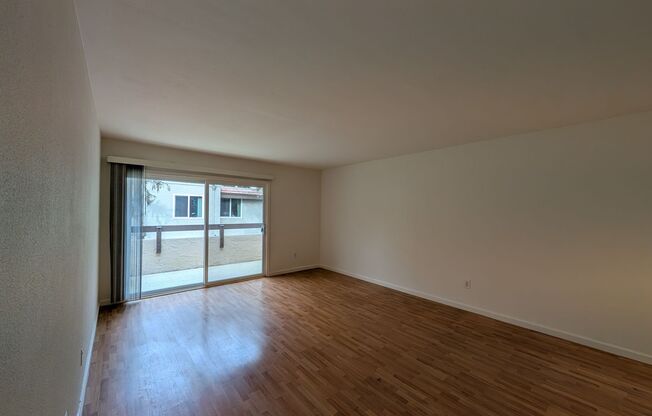 3 bed / 2 bah Condo. Hardwood floor, forced heat, lots of HOA amenities
