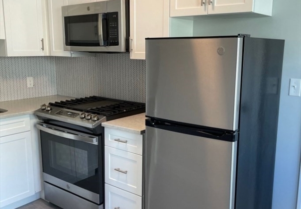 Studio, 1 bath, 317 sqft, $1,900, Unit 4