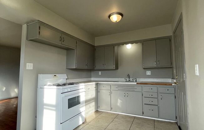 3 beds, 1.5 baths, 3 sqft, $1,300, Unit 6408 N 73rd St