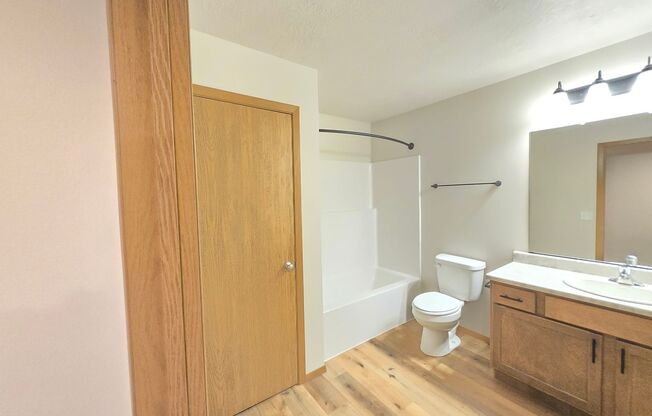 2 beds, 1 bath, 1,090 sqft, $1,230, Unit 3400 208