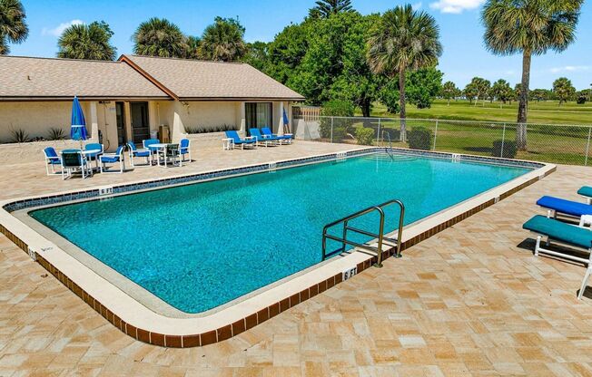 Adorable 2nd floor Condo with Community Pool and SAUNA!