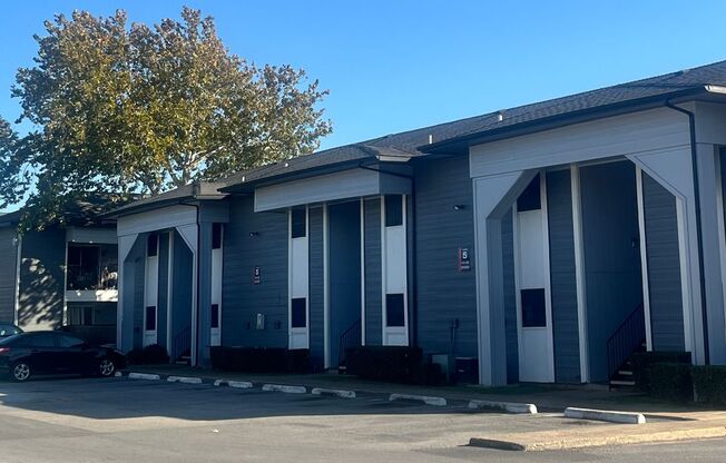 2 beds, 1 bath, 826 sqft, $1,570, Unit 2073