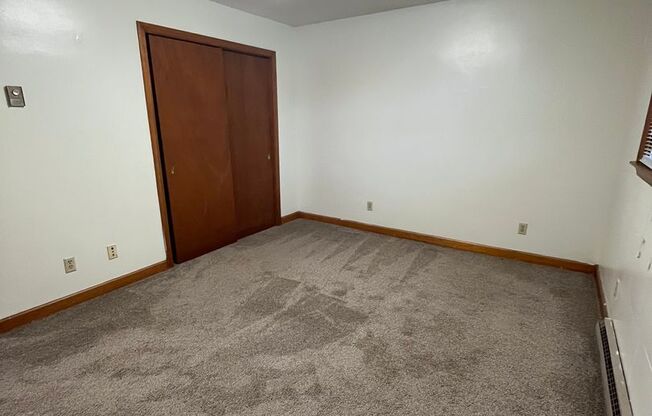 2 beds, 1 bath, 903 sqft, $1,140, Unit M-4