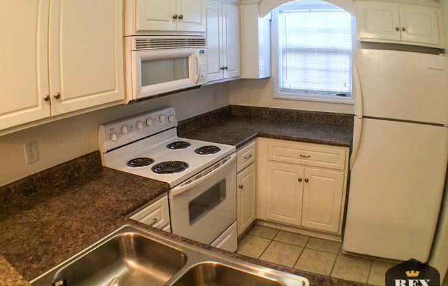 Modern 2 bedroom 2.5 bath Townhome with fenced backyard and Washer/Dryer included!