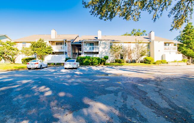 Well-maintained Pensacola Condo with Community Pool & Central Location