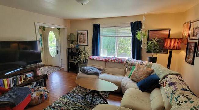 3 beds, 1 bath, 1,400 sqft, $1,600