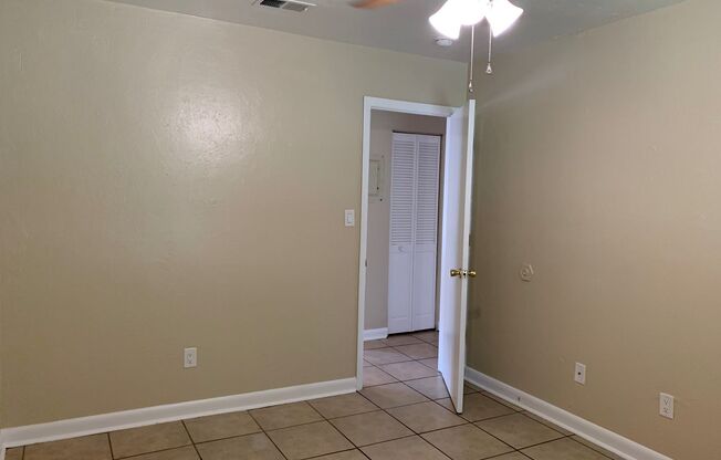 3 beds, 1 bath, 1,016 sqft, $1,395, Unit 3920 NE 1 TER