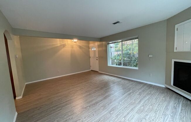 Wonderful Dunthorpe Carriage House with access to Riverdale Schools. Some utilities included.