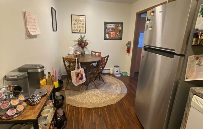 2 beds, 1 bath, $1,250, Unit #07