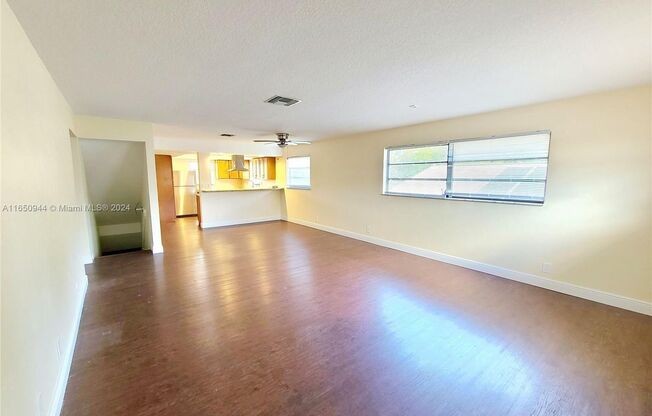 3 beds, 2 baths, $2,800, Unit # B