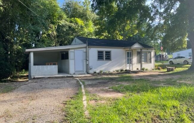 Adorable 2 bedroom 1 bath home . Located in Gastonia