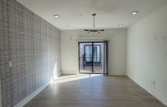 2 beds, 2 baths, 839 sqft, $1,600, Unit 400