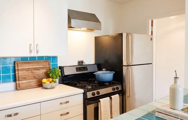 1 bed, 1 bath, 650 sqft, $2,725, Unit 17B