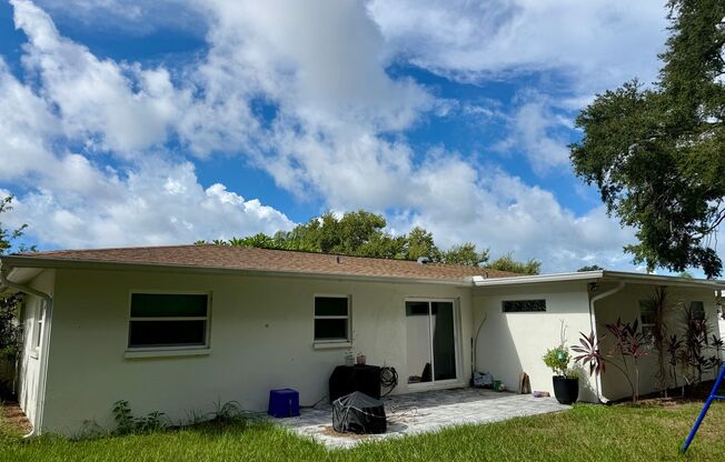 3/2/1 Single family home mins from the beach! BONUS ROOM
