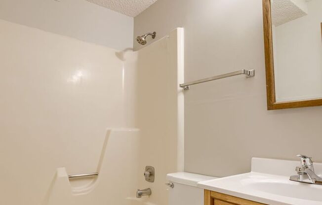 1 bed, 1 bath, 750 sqft, $750, Unit 5140 S 48th #15