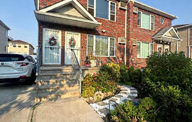 3 beds, 1 bath, 2,174 sqft, $3,700