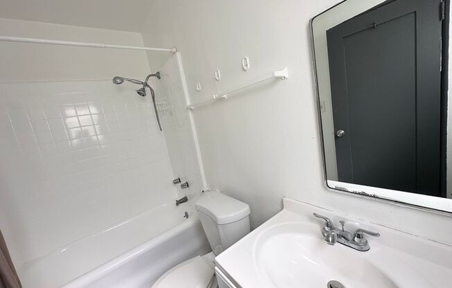 8 beds, 4 baths, 376 sqft, $944, Unit Room 201 - 201 - 1 - A