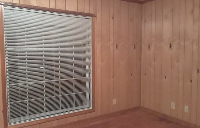 1 Bedroom With a Bonus Room For Rent Near Downtown Clarksville!