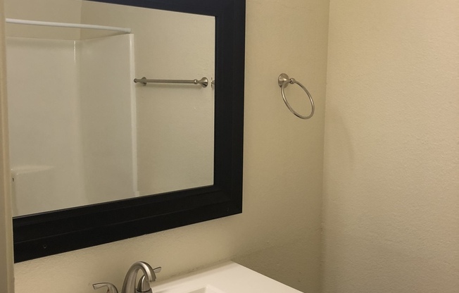 2 beds, 1 bath, 950 sqft, $1,200, Unit 221