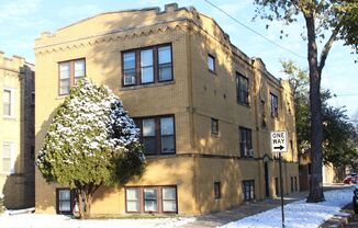 Beautiful, spacious apartment across from Portage park