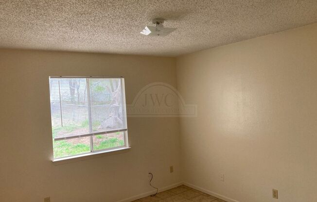 2 beds, 1 bath, $895, Unit 912 Travis Unit A