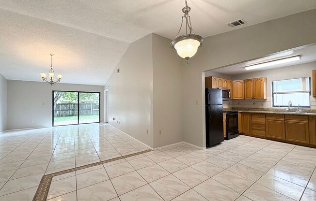 Great 3 BR home ~ Fenced Back Yard ~ A-Rated Oviedo Schools