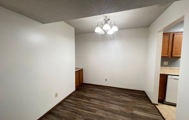 3 Bedroom/2 Bathroom Oakridge Apartments Unit!