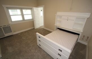 Studio, 1 bath, 350 sqft, $995, Unit 4