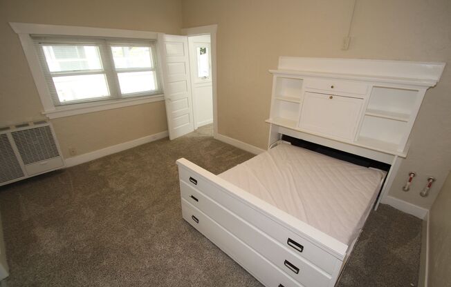 Studio, 1 bath, 300 sqft, $1,175