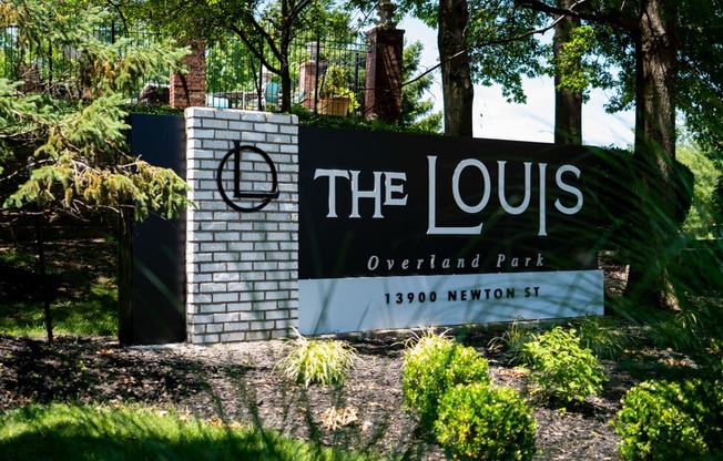 a sign for the louis organic park