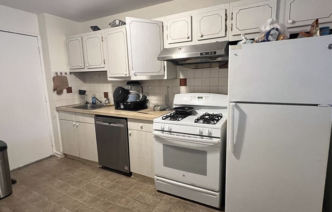 2 beds, 1 bath, 850 sqft, $2,300, Unit 239